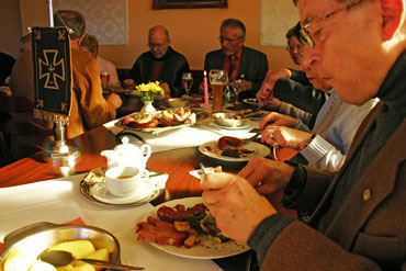 Auch unser Vorsitzender läßt es sich mit Genuss schmecken!